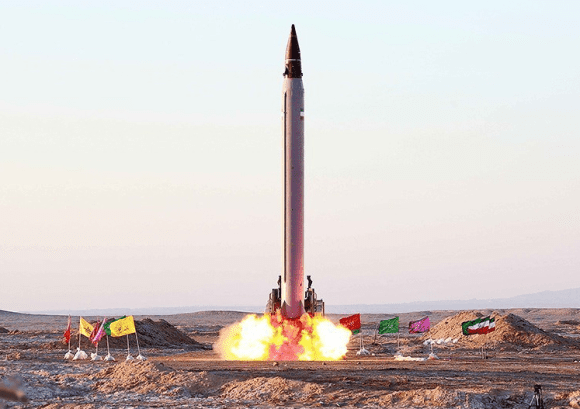 <p>Odpalenie irańskiej rakiety Emad. Fot. Tasnim news/Wikimedia Commons/CC BY 4.0.</p>