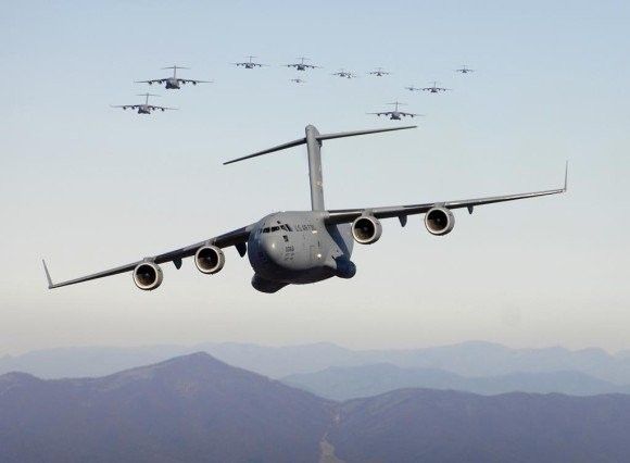 Pobito rekord Guinnessa jeżeli chodzi o wielkość pojedynczej formacji samolotów C-130J– fot. US DoD