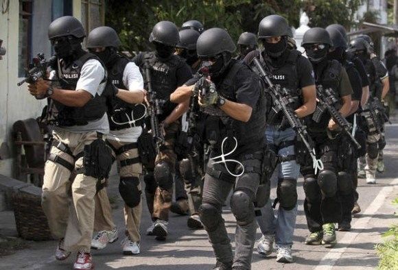 Ze względu na zagrożenie zamachami rząd skierował na Bali dodatkowe oddziały policji i wojska - fot. Associated Press.