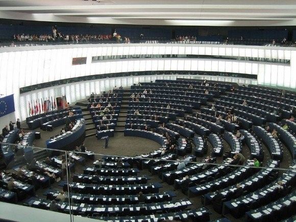Sala obrad plenarnych Parlamentu Europejskiego w Strasburgu. Fot. Wikipedia