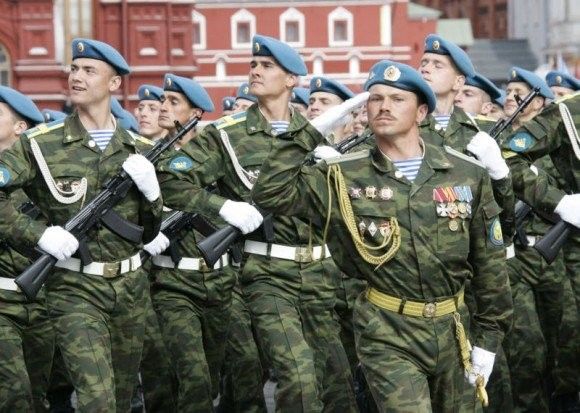 Rosyjscy Spadochroniarze podczas parady zwycięstwa w 2005 roku - fot. ITAR-TASS
