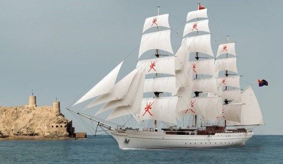 Kadłub żaglowca dla sił morskich Omanu dotarł do stoczni Damen w Holandii – fot. Damen