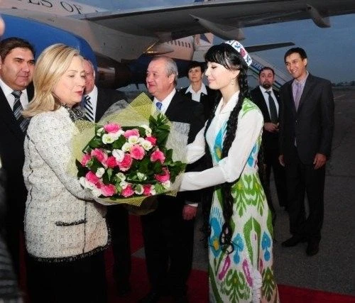 Powitanie Hillary Clinton podczas jej wizyty w Uzbekistanie- uzbekistan.usembassy.gov