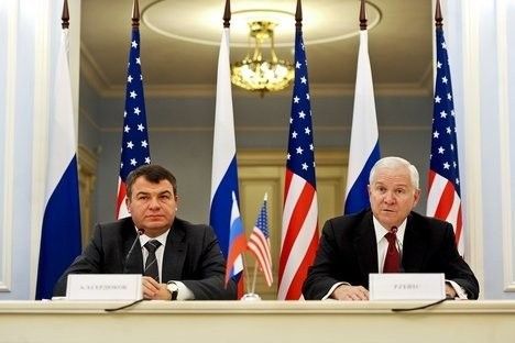 Z lewej: minister Anatolij Sierdiukow. Źródło: article.wn.com