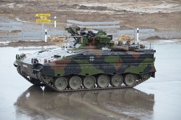 Niemiecki bojowy wóz piechoty Marder 1A3. Nowsze bwp Puma wciąż nie zostały wprowadzone na uzbrojenie. Fot. synaxonag/Flickr/CC BY 2.0.