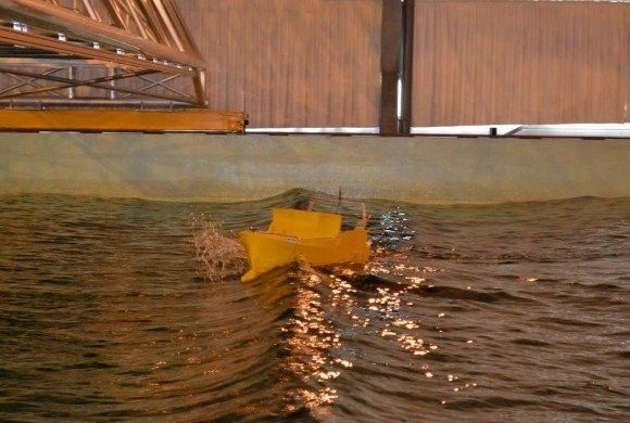 Próby modelowe na basenach testowych są powszechnie stosowaną metodą sprawdzania nowych projektów jednostek pływających – fot. M.Dura