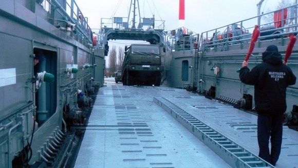 Polskie siły uczestniczące w ćwiczeniach Saber Strike zostały przetransportowane do Estonii drogą morską. Fot. 100bl.wp.mil.pl