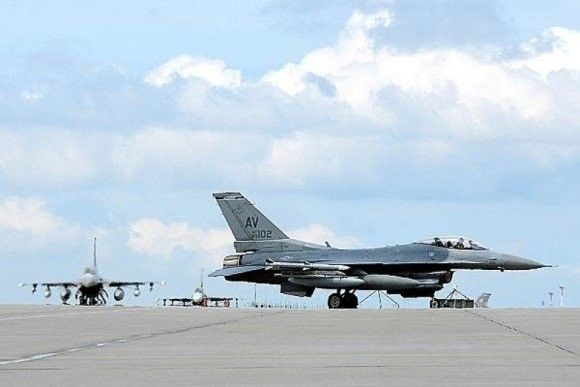 F-16 kołujące na lotnisku w Łasku. –fot. US Air Force  