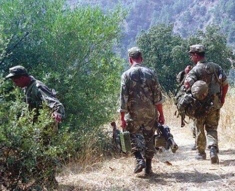 Algierscy żołnierze przeczesują teren na południe od Khencheli w poszukiwaniu terrorystów - fot. http://www.echoroukonline.com