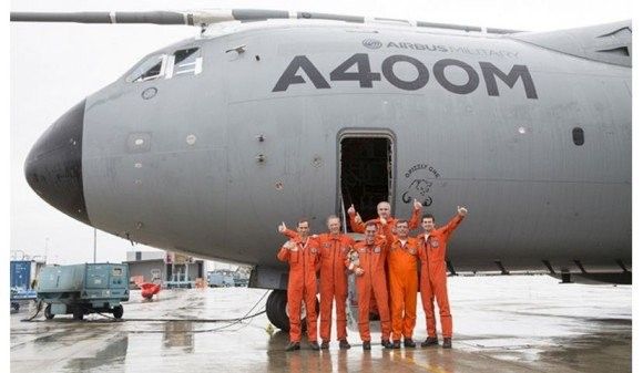 "Grizzly 1" i jego załoga po ostatnim locie - fot. Airbus Military