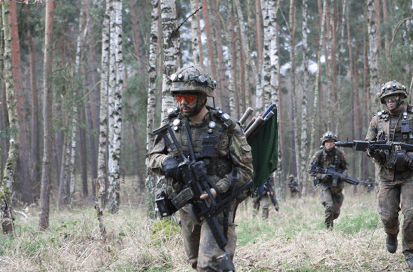 Żołnierze jednego z czynnych batalionów zmechanizowanych Bundeswehry. Fot. Bundeswehr/Martin Glinker
