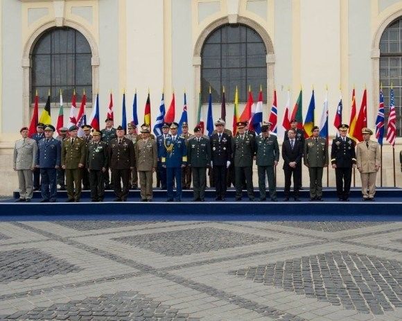 Ceremonia Przywitania uczestników posiedzenia na Głównym Rynku w Sibiu - fot. NATO.