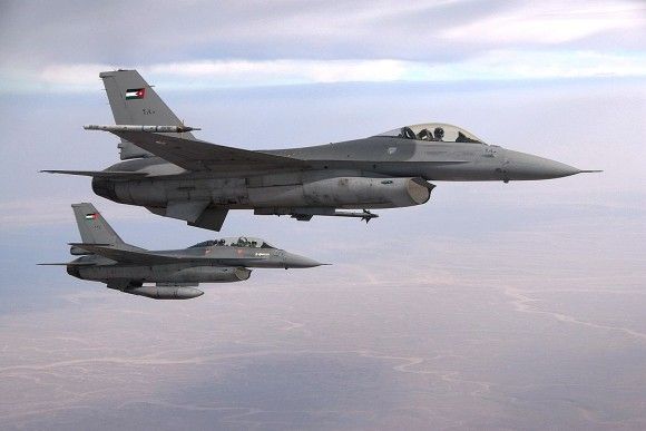 Siły powietrzne Jordanii dysponują myśliwcami F-16 (na zdjęciu) i F-5. Fot. Caycee Cook/USAF via Wikimedia Commons.