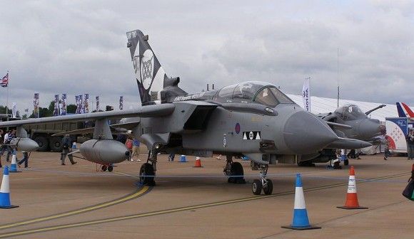 Samolot Tornado GR4 w odświętnych barwach RAF 2nd Squadron (AC) - fot. wikipedia/MilborneOne