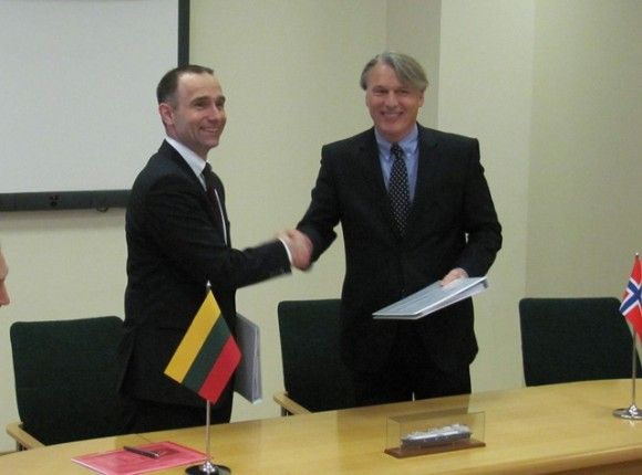 Podpisanie umowy na leasing jednostki regazyfikacji LNG - fot. AB Klaipedos Nafta