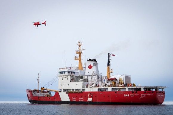 <p>Dron Camcopter S-100 w barwach kanadyjskiej straży przybrzeżnej. Fot. Schiebel</p>
