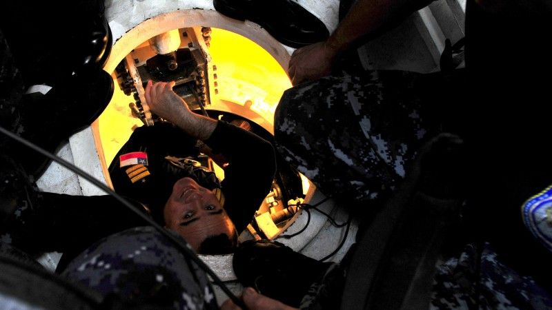 Ewakuacja załogi chilijskiego okrętu podwodnego SC "Thomson” w czasie ćwiczenia CHILEMAR II w 2010 r. – fot. US Navy