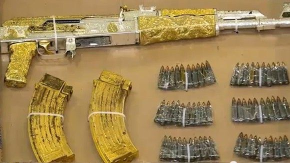 Złoty AK-47 skonfiskowany przez meksykańską policję - fot. Policja