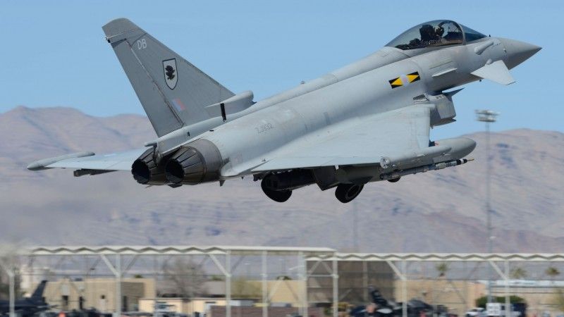 Spółka Eurofighter GmbH podkreśla, że w wypadku wyboru Eurofightera Dania będzie mogła współpracować z innymi europejskimi użytkownikami maszyn tego typu, co przyczyni się do ograniczenia kosztów ich eksploatacji. Na zdjęciu brytyjski Typhoon podczas ćwiczeń Red Flag w USA. Fot. Eurofighter-Jamie Hunter, 2013.