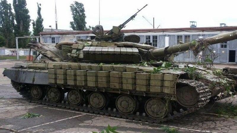 Rosja zwiększa skalę wsparcia dla rebeliantów w Donbasie - obecnie otrzymują oni coraz większe ilości pojazdów bojowych. Na zdjęciu czołg T-64, który miał zostać wcześniej zdobyty przez Ukraińców w rejonie walk na wschodzie kraju.