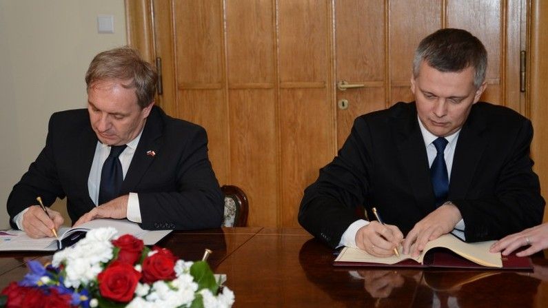 Ministrowie Słowenii i Polski podczas podpisywania dokumentu - fot. MON