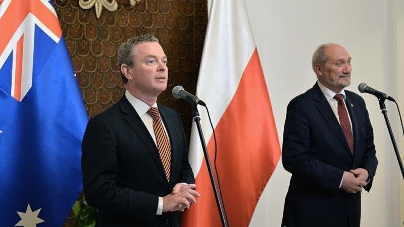 Z lewej minister ds. przemysłu obronnego Australii Christopher Pyne, z prawej szef MON Antoni Macierewicz. Fot. mjr Robert Siemaszko (CO MON)