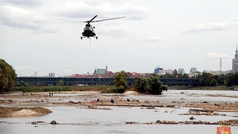 Policyjny Mi-8 pomagał wczoraj archeologom w transporcie bezcennych zabytków - fot. Policja