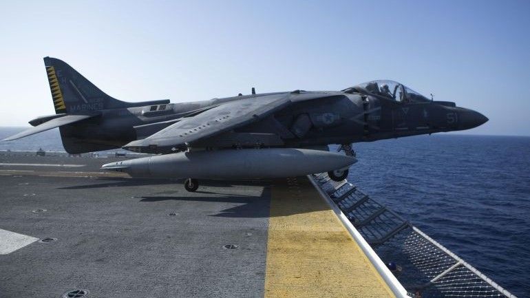 AV-8B Harrier II z Marine Medium Tiltrotor Squadron 264 działającego w ramach 22. Jednostki Ekspedycyjnej U.S. Marines ląduje na pokładzie okrętu USS Wasp, koniec lipca 2016 r. Fot. www.marines.mil