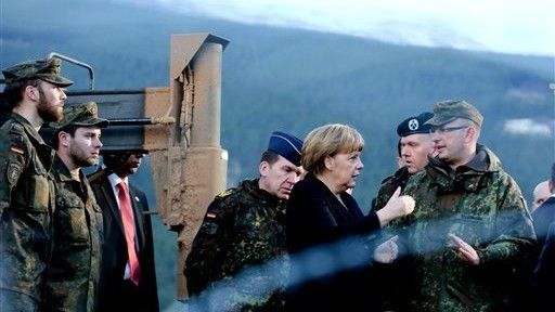 Angela Merkel zaczęła wizytę w Turcji od odwiedzin u żołnierzy niemieckich baterii Patriot - fot. AP Photo