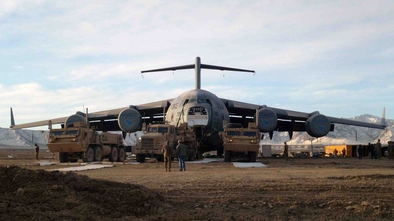Wsparcie eksploatacji C-17 to nie tylko proste zabiegi, a także odbudowa maszyn uszkodzonych (jak egzemplarz na fotografii ciężko uszkodzony w Afganistanie) - fot. USAF