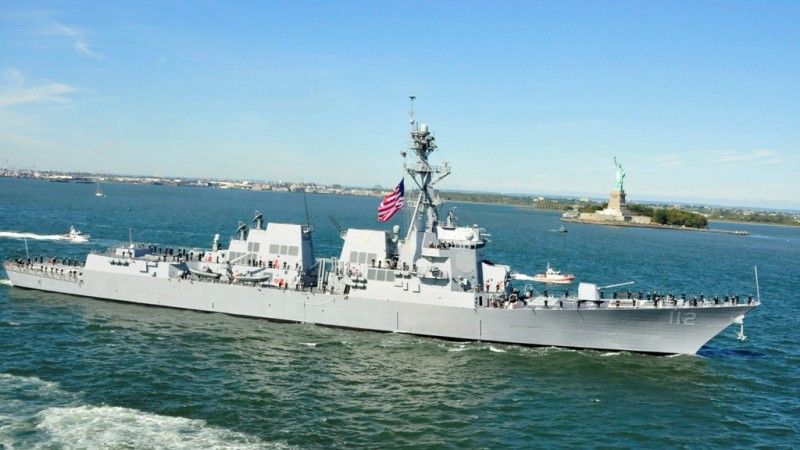 USS Michael Murphy wpływa do Nowego Jorku - fot. US Navy