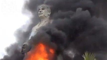 Płonie podpalony przez rebeliantów posąg Hafeza al-Asada - fot. AP Photo/Ugarit News via AP video