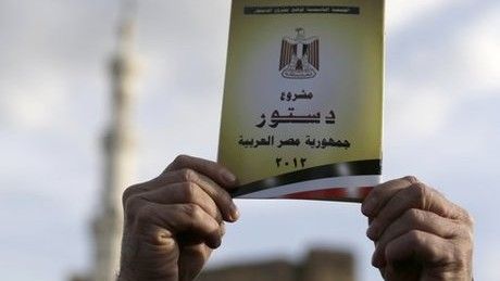 Na zdj. egzemplarz projektu nowej konstytucji egipskiej - fot. naharnet.com