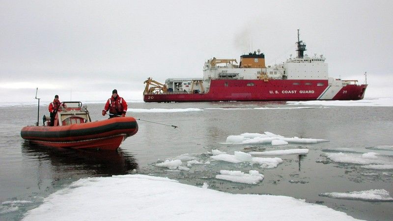 Lodołamacz USCG „Healy” bierze udział w sprawdzeniu arktycznego systemu łączności MUOS – fot. US Navy