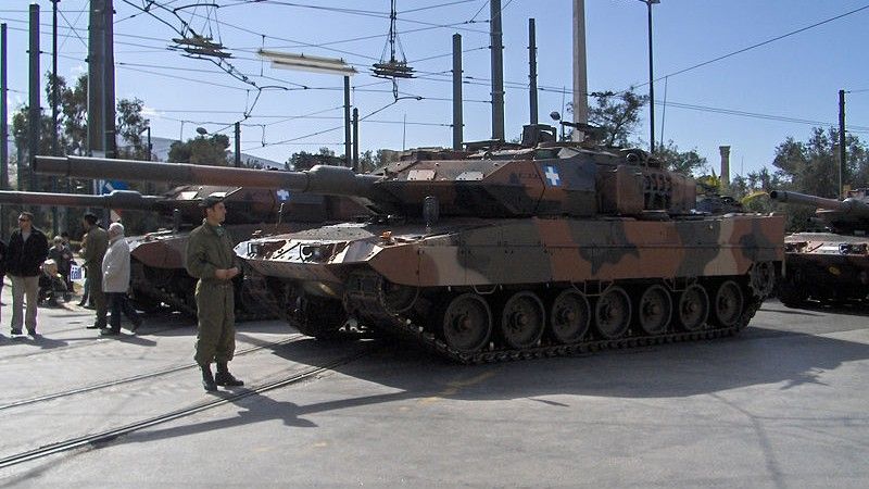 Nowa amunicja trafi do czołgów Leopard 2A6 HEL (na zdjęciu) i Leopard 2A4. Fot. Konstantinos Stampoulis/Wikimedia Commons/CC-BY-SA 3.0 gr.