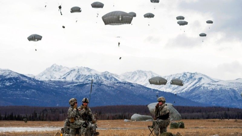 Desant spadochronowy żołnierzy 4. Brygadowego Zespołu Bojowego w Malemute na Alasce w marcu 2015 r. – fot. A.Pena/USAF