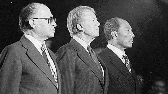 Od lewej: Menachem Begin, Jimmy Carter i Anwar Sadat podczas negocjacji w Camp David - fot. wikimedia.
