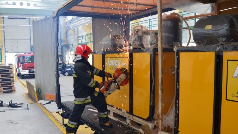 Celnicy potrzebowali pomocy strażaków, aby dostać się do ukrytego towaru (fot. Izba Celna)