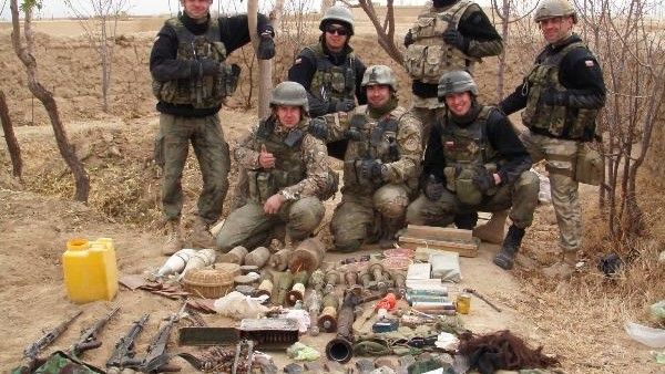 Żołnierze przy zbiorach - fot. PKW Afganistan