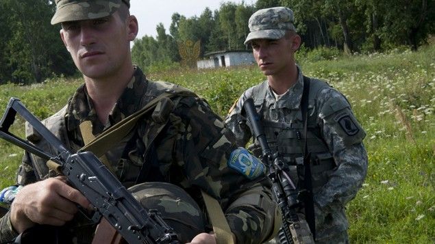 Amerykanie zamierzają wysłać na Ukrainę doradców wojskowych, w celu szkolenia jednostek Gwardii Narodowej. Na zdjęciu szkolenie US Army i ukraińskich wojsk powietrznodesantowych w 2011 roku. Fot. Staff Sgt. Brendan Stephens/US Army.