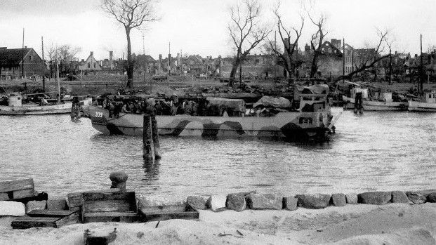 Holendrzy zaczęli wydobycie niemieckiej barki desantowej z czasów II wojny światowej – fot. historyimages.blogspot.com