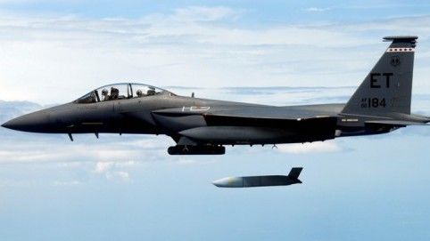 Wielozadaniowy samolot bojowy F-15E Strike Eagle w czasie zrzutu pocisku AGM-158 JASSM - fot. Lockheed Martin