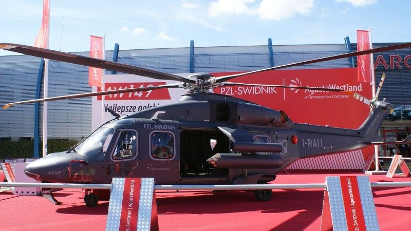 AW149 przed halą MSPO. Schodki przygotowano na przyjęcie VIP. - fot. J. Sabak