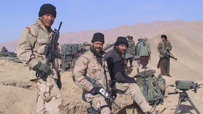 Członkowie grup terrorystycznych są obecnie lepiej wyszkoleni na początku obecnego wieku, kiedy rozpoczynano działania w Afganistanie czy w Iraku. Na zdjęciu żołnierze amerykańskich sił specjalnych i dawnego Sojuszu Północnego w Afganistanie w 2001 roku. Fot. US Army via Wikimedia Commons.
