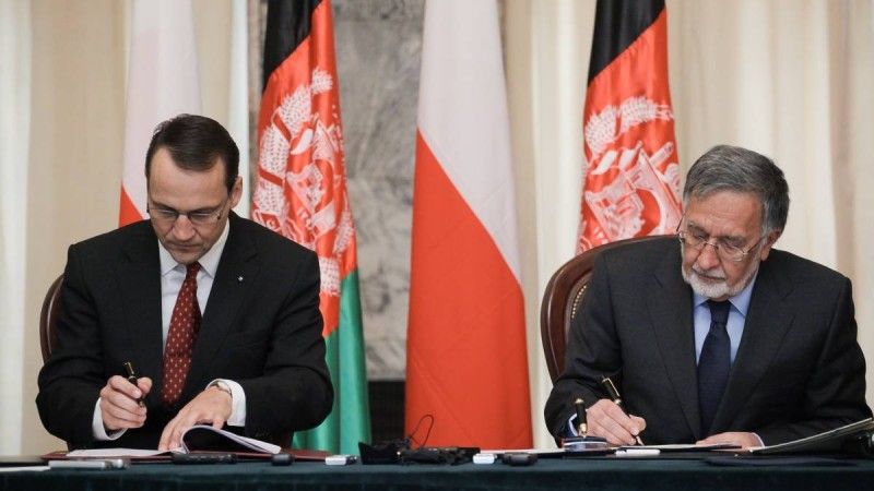Ministrowie Sikorski i Rassoul składają podpisy na umowie o współpracy wzajemnej - fot. PAP/ Paweł Supernak