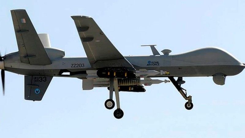 Bezzałogowiec MQ-9 Reaper należący do RAF uzbrojony w pociski Hellfire oraz bomby kierowane GBU-12 Paveway. Maszyny tego typu zrzuciły ponad 80 % pocisków kierowanych i bomb, użytych bojowo w Afganistanie od końca marca 2011 do połowy czerwca 2014 roku. Fot. MoD UK.