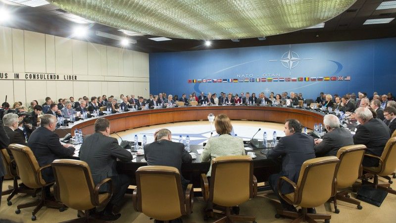 Podczas rozpoczynającego się szczytu w Newport NATO planuje wzmocnić system obrony kolektywnej, lecz decyzje o rozmieszczeniu na stałe znaczących sił wojskowych w Europie Środkowo – Wschodniej prawdopodobnie nie zostaną podjęte. Na zdjęciu spotkanie komisji NATO-Gruzja. Fot. NATO.
