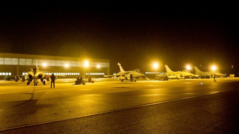 Czwórka Rafale przygotowana do przerzutu do Afryki, widoczne bomby wykorzystane po drodze do bazy w Czadzie - fot. Ministerstwo Obrony Francji