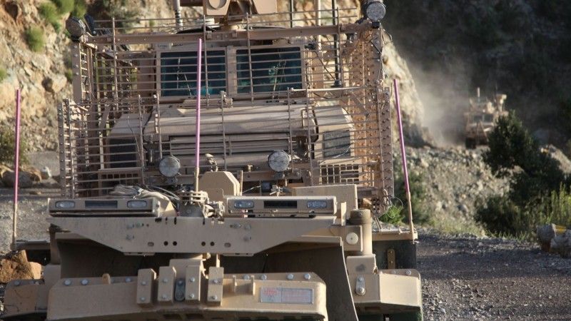Wóz RG-31 US Army wyposażony w trał przeciwminowy w Afganistanie. Fot. US Army