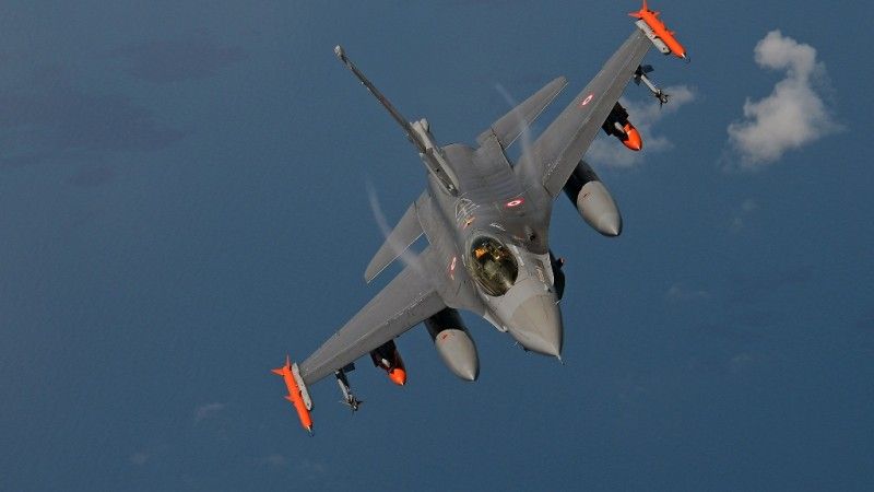 Pozyskanie samolotów F-16 pozwoliło znacząco zmodernizować siły powietrzne Turcji. Jednakże, ambitny plan zakupu samolotów F-35 i jednoczesnego prowadzenia prac rozwojowych nad własnym myśliwcem nowej generacji może stanąć pod znakiem zapytania z powodu spowolnienia gospodarczego. Fot. Turkish Air Force.